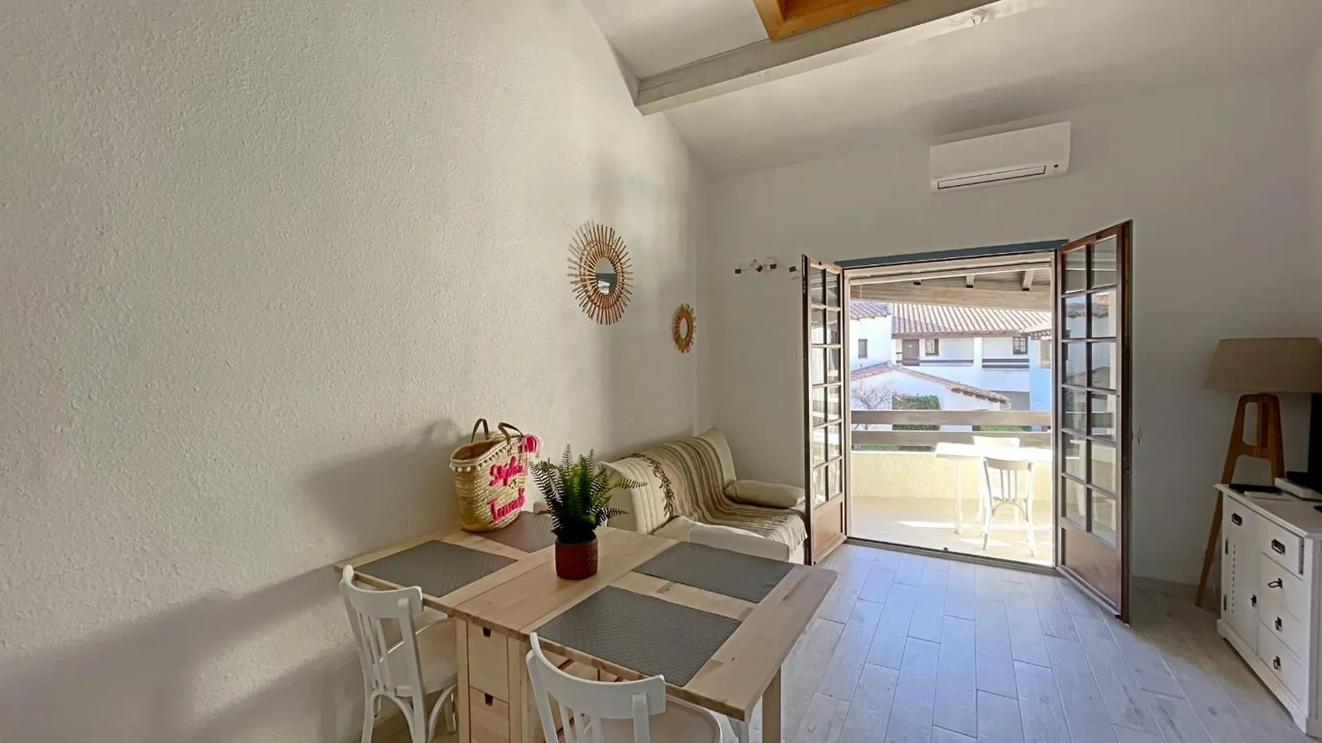Appartement 4 Pers Avec Climatisation Et Parking Prive A Saintes-Maries-De-La-Mer - Fr-1-475-191 0*,  France
